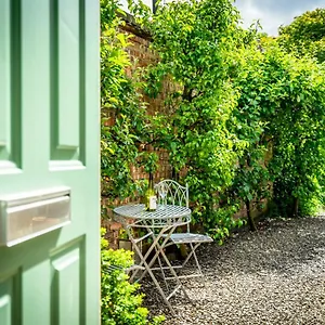https://moatside-gate.yorkshirehotels.net